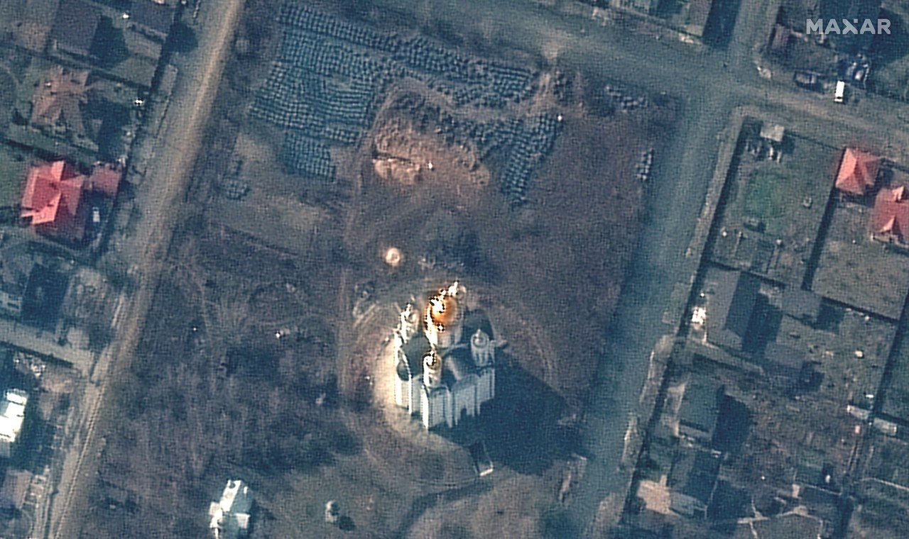 La gente de Bokza fue masacrada.  Una fosa común junto a la iglesia en imágenes de satélite
