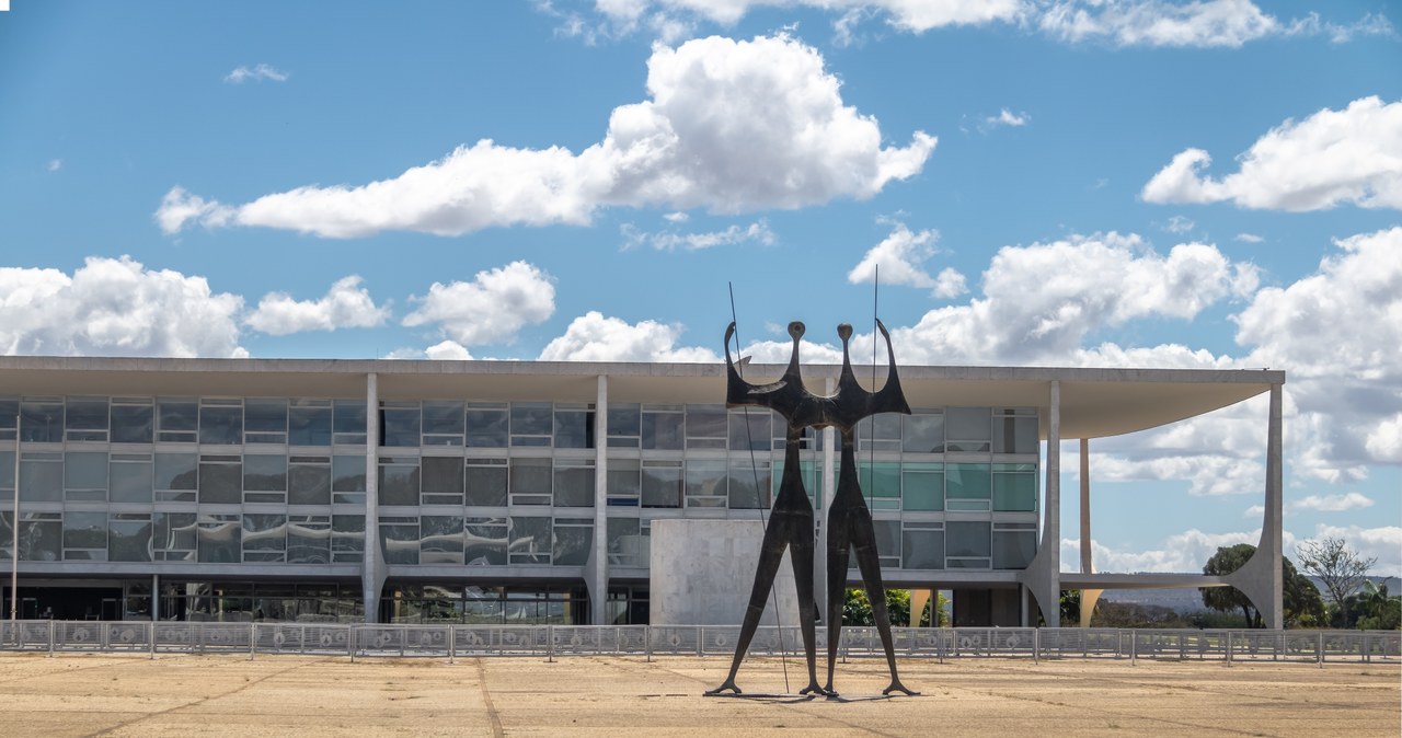 Rzeźba Candango przed Pałacem Planalto w Brasili /123RF/PICSEL