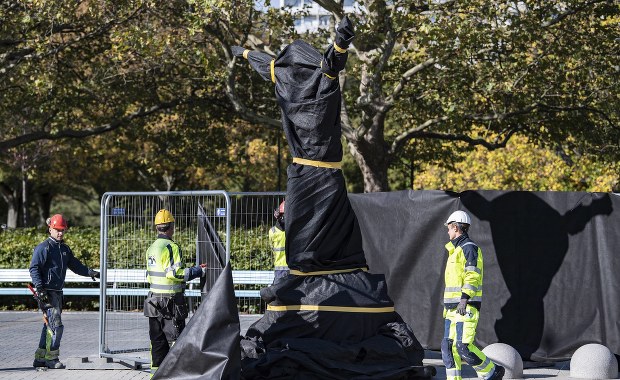 Rzeźba Ibrahimovica odnowiona i... schowana na wiele lat