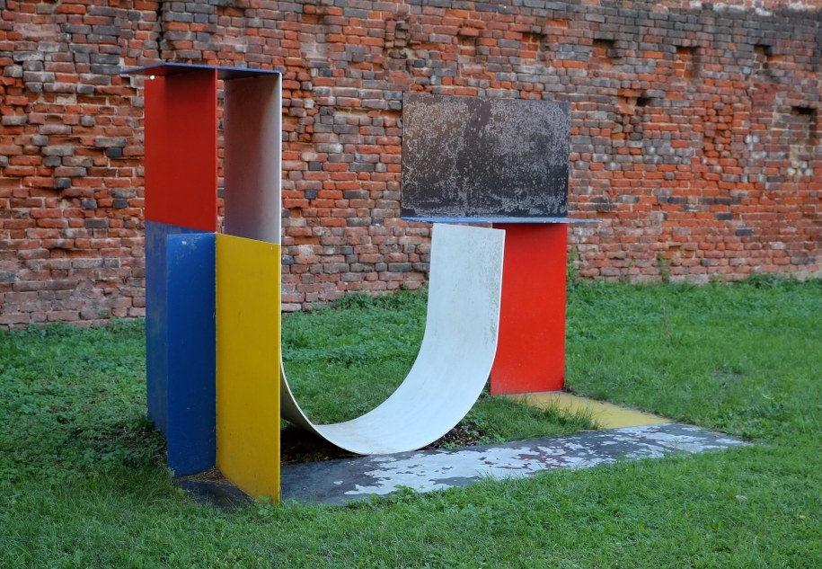 Rzeżba Katarzyny Kobro w przestrzeni miejskiej /Tomasz Waszczuk /PAP