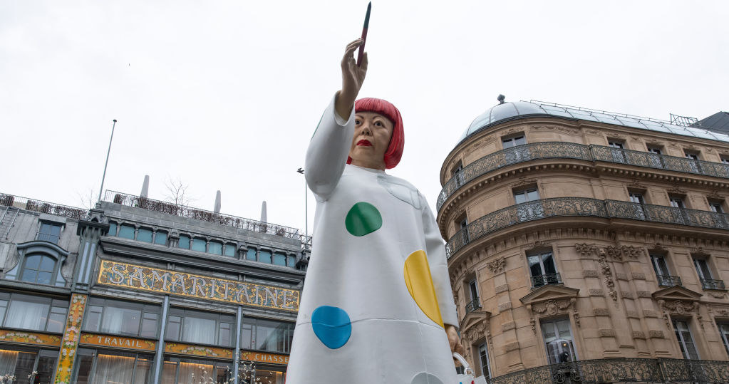 Rzeźba Kusamy przed przy paryskim domu towarowym La Samaritaine /Benjamin Girette/Bloomberg via Getty Images /Getty Images