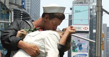 Rzeźba na pamiątkę pocałunku, którego zdjęcie, stało się symbolem zakończenia wojny światowej /AFP