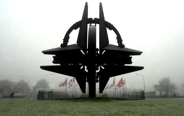 Rzeźba NATO przed siedzibą NATO w Brukseli /BENOIT DOPPAGNE  /PAP