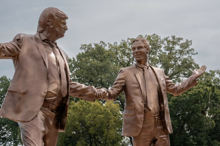 Rzeźba przestawiająca Donalda Trumpa i Jeffreya Epsteina pojawiła się na National Mall w Waszyngtonie 23 września 2025 roku. Stanęła jako wyraz artystycznego protestu jej twórcy. /Rex Features/EAST NEWS /East News