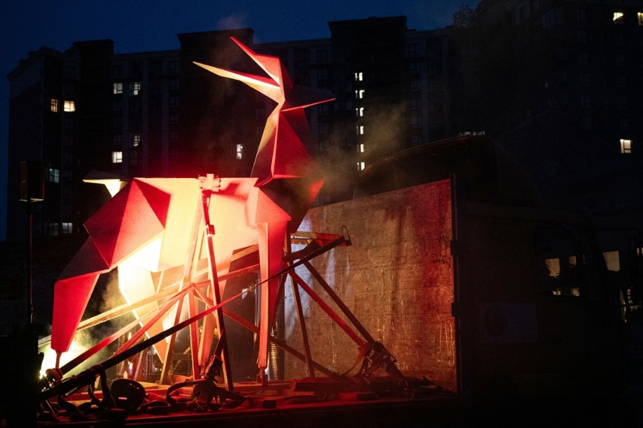 Rzeźba "The Origami Deer" z 2019 roku autorstwa ukraińskiej artystki Żanny Kadyrowej wystawiona w Kijowie, 22 października 2025 roku przed wyruszeniem na 61. Biennale w Wenecji. /East News