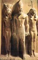 Rzeźba: Triada króla Mykerinosa, przedstawia władcę w koronie górnego Egiptu, stojącego międz /Encyklopedia Internautica