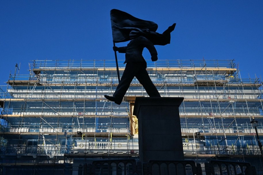 Rzeźba z podpisem brytyjskiego artysty Banksy'ego wyrytym na cokole na Waterloo Place w centrum Londynu, 30 kwietnia 2026 roku /RICHARD A. BROOKS/AFP/East News /East News