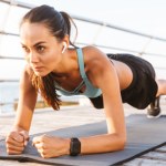 Rzeźbi brzuch, wzmacnia mięśnie pleców. Dwie minuty to świetny wynik