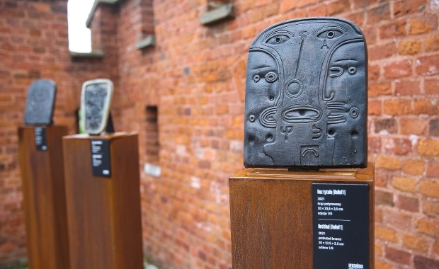 Rzeźby Beksińskiego stanęły w ogrodach królewskich na Wawelu