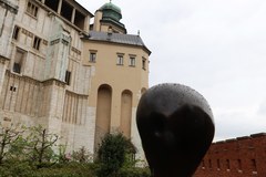 Rzeźby Beksińskiego stanęły w ogrodach królewskich na Wawelu