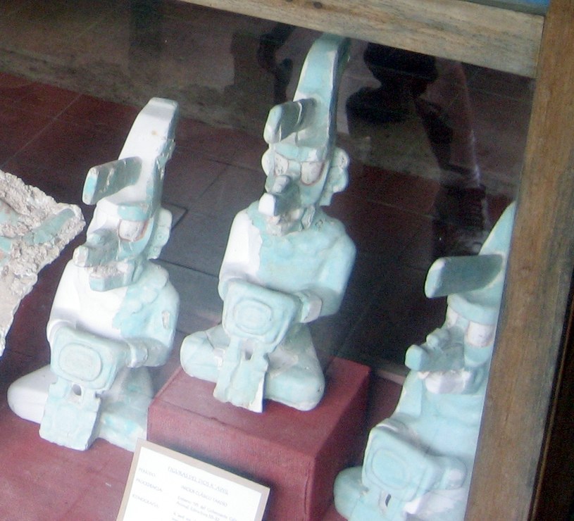 Rzeźby boga K'awiil znalezione w mieście Tikal. K'awii na początku w archeologii określany był jako "Bóg K". W kulturze Majów pioruny bogowie piorunów mieli odgrywać kluczową rolę w tworzeniu świata. Stąd też Kʼawiil był niezwykle silny, łącząc go m.in. z wojennym temperamentem królów, jak i prowadzeniem do urodzaju