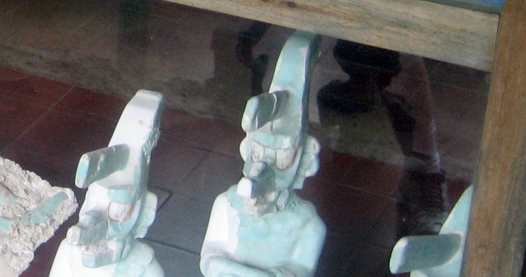 Rzeźby boga K'awiil znalezione w mieście Tikal. K'awii na początku w archeologii określany był jako "Bóg K". W kulturze Majów pioruny bogowie piorunów mieli odgrywać kluczową rolę w tworzeniu świata. Stąd też Kʼawiil był niezwykle silny, łącząc go m.in. z wojennym temperamentem królów, jak i prowadzeniem do urodzaju
