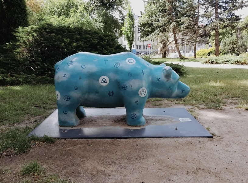 Rzeźby niedźwiadka szczęścia rozstawione są w całym Słupsku, a zabawa polega na tym, że chodząc po mieście "zbieramy" je wszystkie do fotograficznej pułapki /Karolina Iwaniuk  /archiwum prywatne