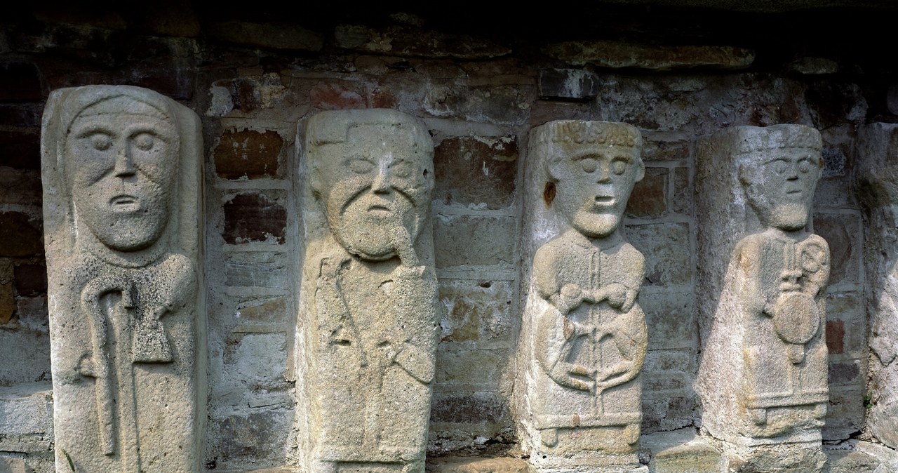 Rzeźby przy kościele na White Island, w hrabstwie Fermanagh /The Irish Image Collection/Design Pics RM/East News /East News