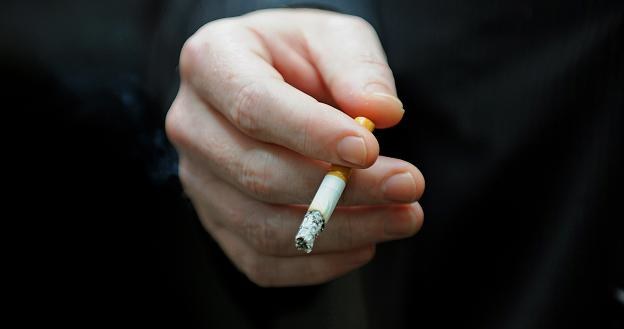 Rzucając palenie można zyskać jeden pokój! /AFP