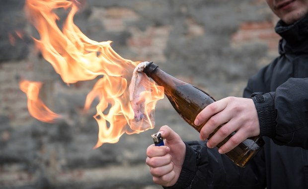 Rzucał butelkami z benzyną. 22-latek za kratami