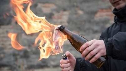 Rzucał butelkami z benzyną. 22-latek za kratami