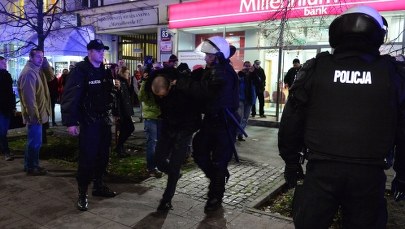 Rzucali w policjantów kamieniami i koszami [FILM]