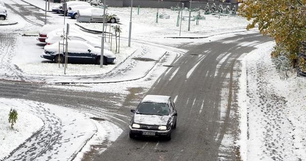 Rzucanie śniegiem w samochody może się źle skończyć /PAP