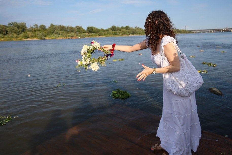 Rzucanie wianków na wodę - jeden ze zwyczajów Nocy Kupały (fot. Rafał Guz/PAP) /