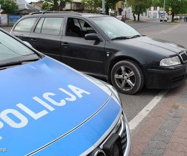 Rzucił butelką w wyprzedzane auto. Potem "poprawił" prętem