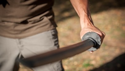 Rzucił się na policjantów z maczetą. Padły strzały ostrzegawcze 
