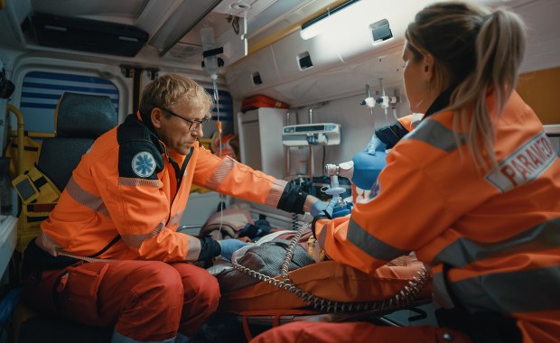 ​Rzuciła nożem w ratownika medycznego. Uratował go tablet 