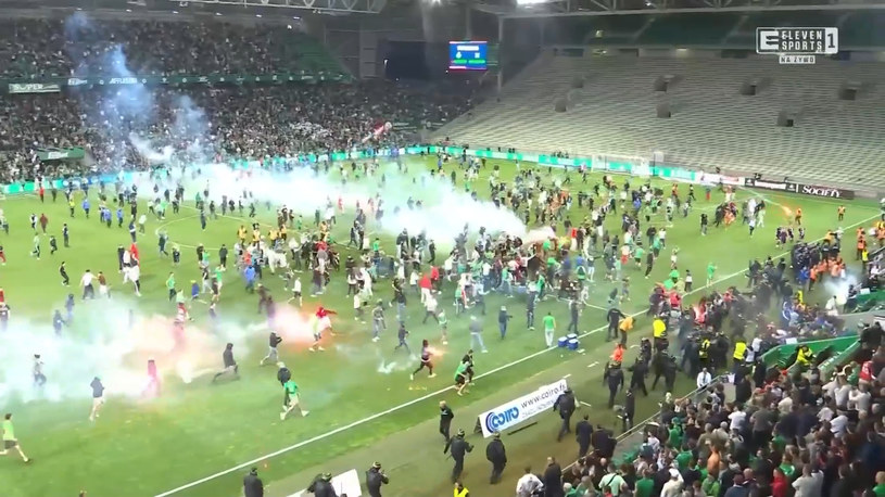 Rzuty karne i wtargnięcie kibiców na murawę w meczu AS Saint-Etienne - AJ Auxerre. WIDEO (Eleven Sport)