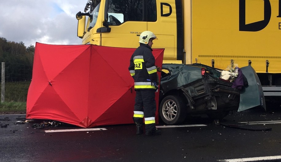 rzy osoby, w tym dwoje dzieci zginęły w zderzeniu czołowym samochodu osobowego z ciężarowym /Marcin Bielecki /PAP