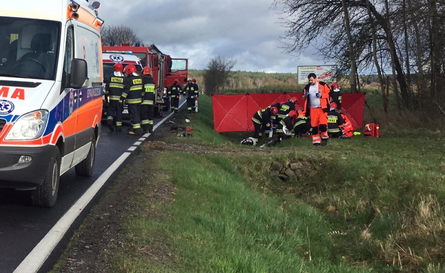 rzy osoby, w tym dwoje dzieci zginęły w zderzeniu czołowym samochodu osobowego z ciężarowym /Marcin Bielecki /PAP