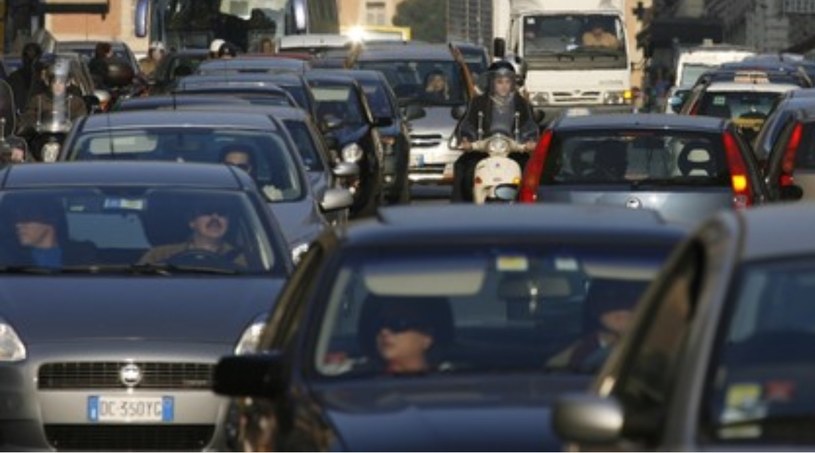Rzym ograniczy ruch samochodów, aby walczyć ze smogiem /ASSOCIATED PRESS/FOTOLINK  /East News