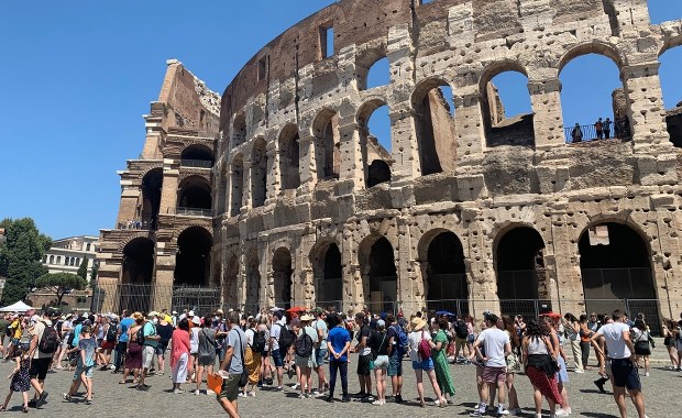 Rzym się gotuje. Turyści mdleją pod Koloseum