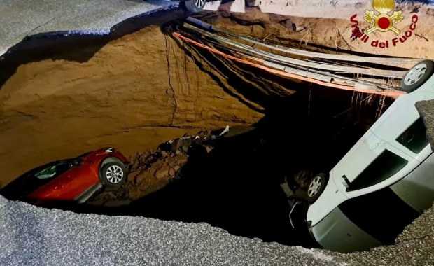 Rzym się zapada. Dwa auta wpadły do dziury na parkingu [NAGRANIA]