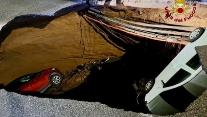 Rzym się zapada. Dwa auta wpadły do dziury na parkingu [NAGRANIA]
