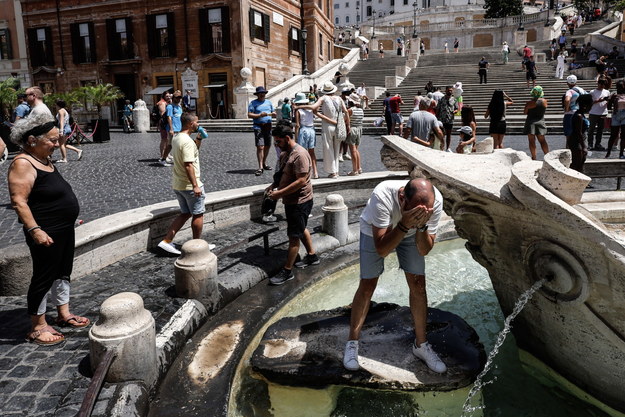 Rzymianie i turyści szukają ochłody w fontannach /GIUSEPPE LAMI /PAP/EPA