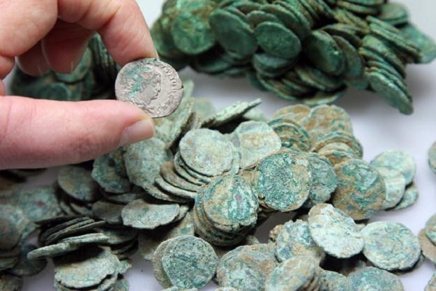 Rzymscy cezarowie zarządzali huczne i sypali monetą /AFP