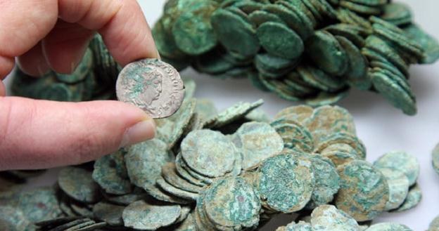 Rzymscy cezarowie zarządzali huczne i sypali monetą /AFP