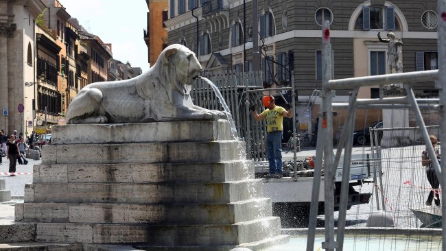 Rzymscy hotelarze: brud i chaos odstraszają turystów. /FABIO CAMPANA /PAP/EPA