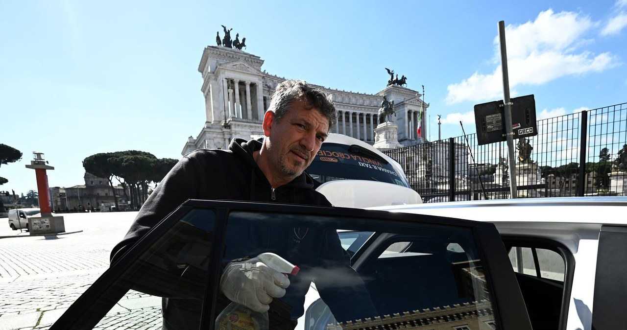 Rzymscy taksówkarze narzekają na drastyczny spadek dochodów /AFP