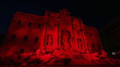 Rzymska fontanna di Trevi oświetlona na czerwono ku czci męczenników