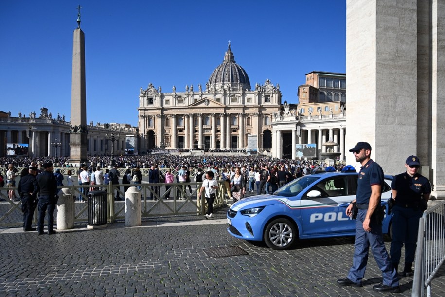 Rzymska policja ostrzega przed oszustwem na "bransoletkę" /Shutterstock