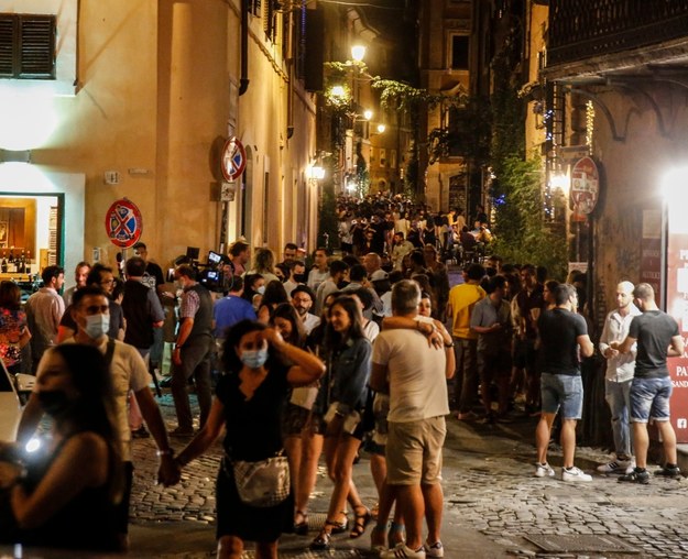 Rzymska ulica w sobotę wieczorem /Fabio Frustaci /PAP/EPA