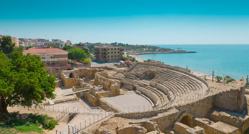 Rzymski amfiteatr nad brzegiem morza /123/RF PICSEL