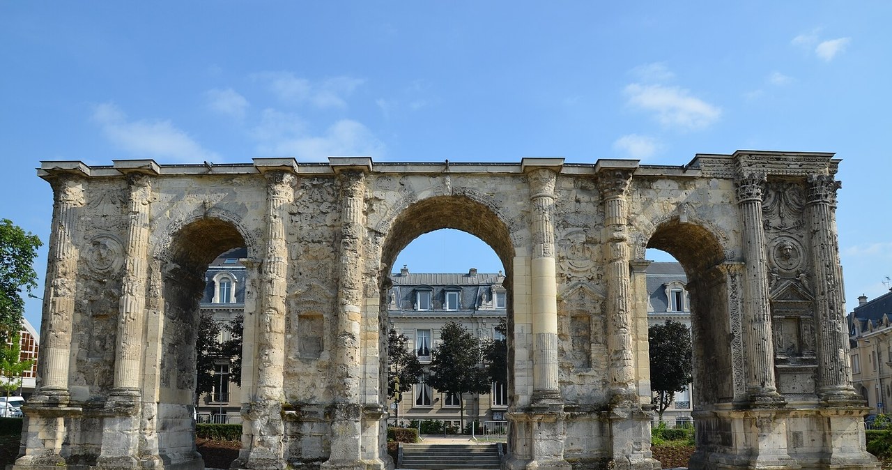 Rzymski łuk triumfalny w Reims, Porte de Mars, poświęcony bogu wojny Marsowi /Carole Raddato, CC BY-SA 2.0 /Wikimedia