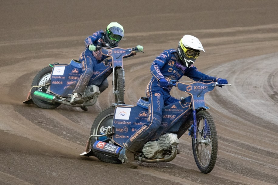 rzysztof Lewandowski (kask czerwony) z Apatora Toruń i Oskar Paluch (biały) z ebut.pl Stal Gorzów podczas rewanżowego meczu o 3. miejsce żużlowej Ekstraligi /Tytus Żmijewski /PAP