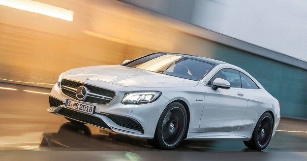 S 63 AMG Coupe wyróżnia się charakterystycznymi dla modeli AMG elementami, m.in. osłoną chłodnicy z "podwójnym ostrzem", prowadnicami powietrza oraz emblematem V8 Biturbo na błotnikach. /Mercedes