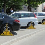Są nowe zasady parkowania na chodniku. Skądś je już znamy