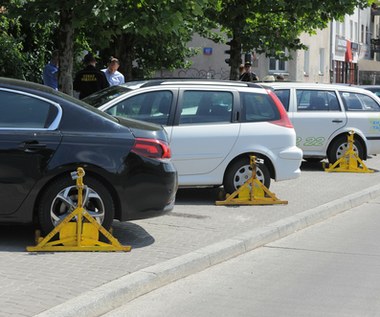 Są nowe zasady parkowania na chodniku. Skądś je już znamy