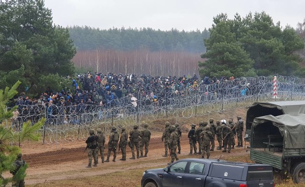 "Są po rosyjskich kursach wojskowych". Żaryn o migrantach przy granicy