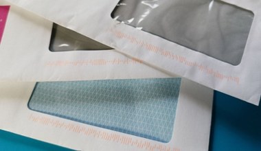 Są prawdziwym utrapieniem. Wyjaśniamy, gdzie wyrzucać koperty z okienkiem